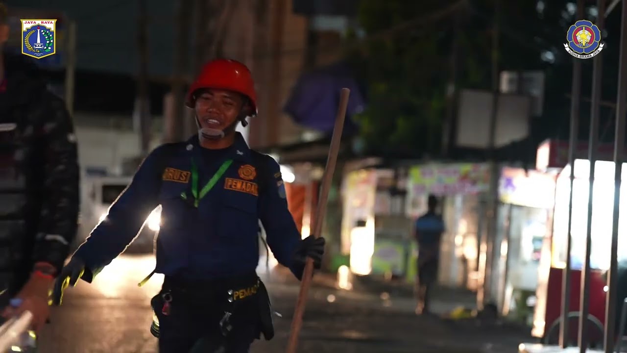 Di Antara Peluh dan Tekad Pemadam Jakarta