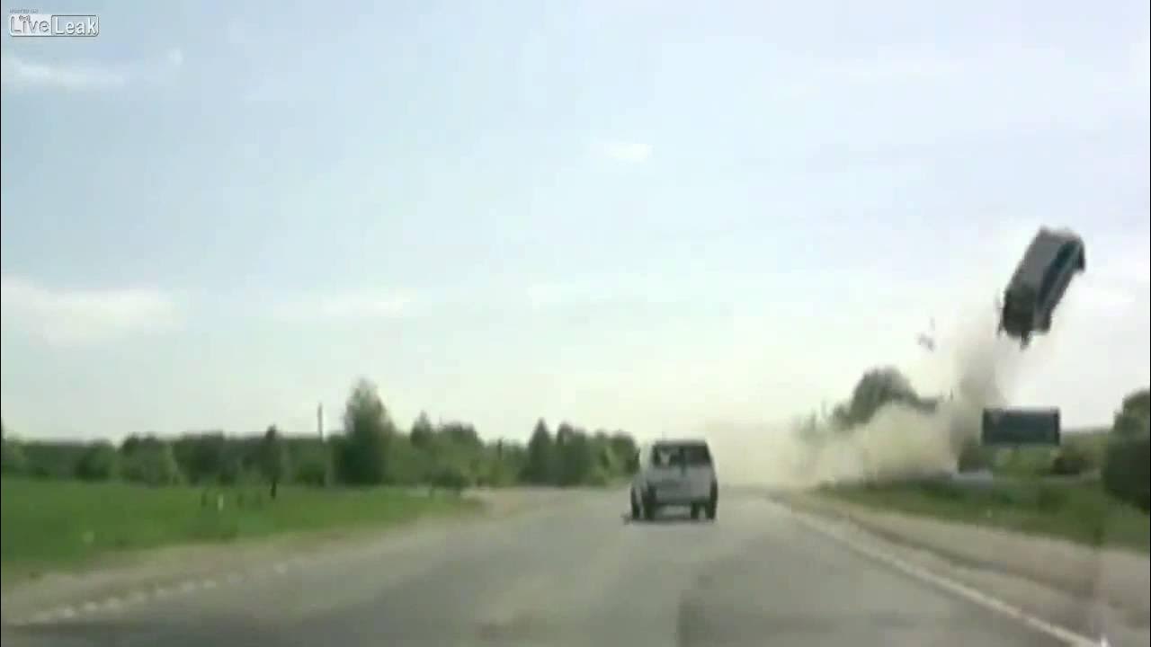 мерседес леман 1999. машина взлетела в воздух. машина взлетела. машина подпрыгнула. машина подлетела в воздух.