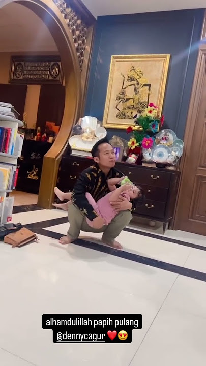 Bahaginya Denny cagur pulang kerja langsung disambut sama istri dan anak2 jadi hilang capeknya