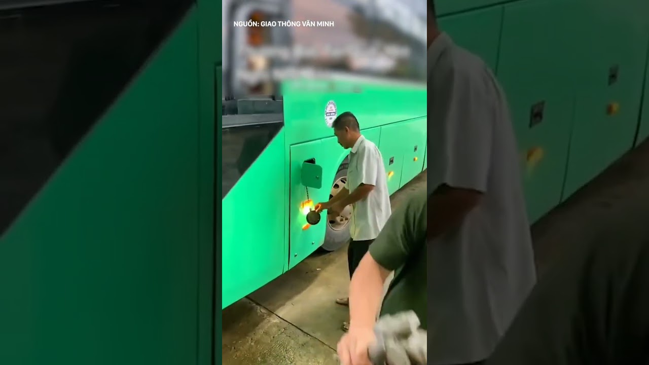 Xót xa khoảnh khắc lần cuối bác tài đổ dầu trước khi xe giường nằm gây tai nạn kinh hoàng