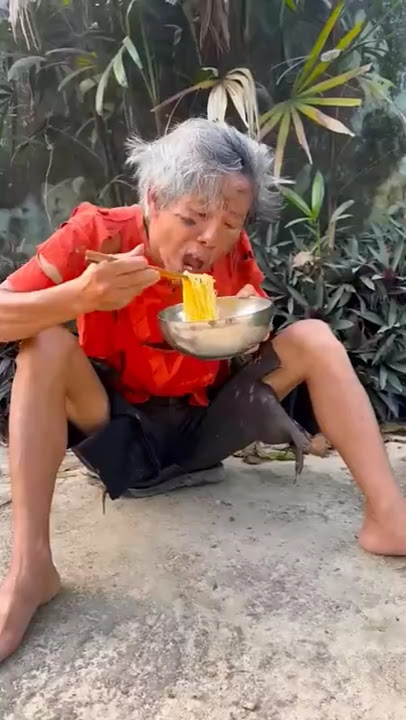 Poor man eats candied fruit, lollip...mie instan tumpah! Pak Sedih Banget