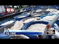 桃園小貨車追撞急煞機車　木條噴飛、滿地豆腐渣