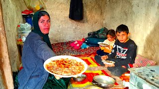 Homeless mother in the mountains | Cooking rice soup without facilities
