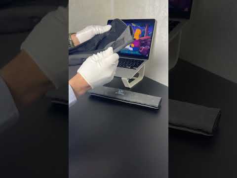 Чохли для ременів безпеки BMW Performance I кольору «Soft Ash Grey» (комплект), видео 1