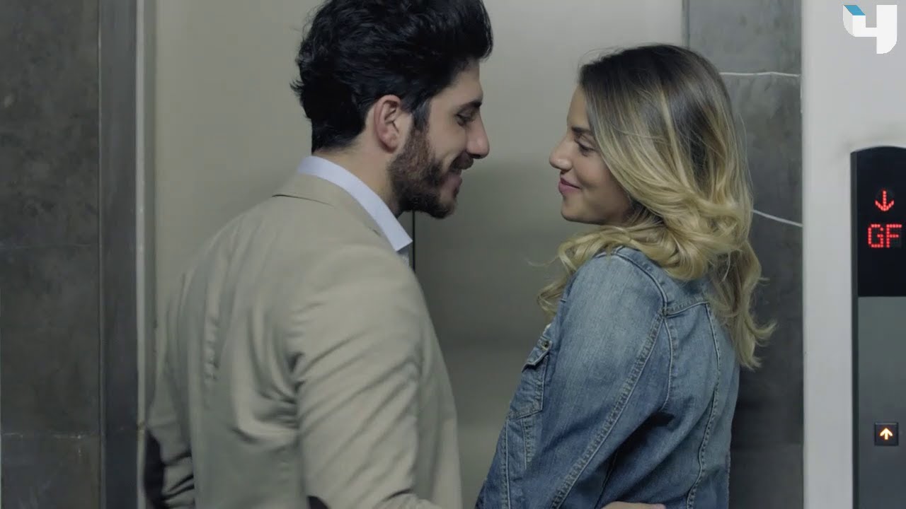 الرومانسية تجمع بين جيمي وكارلا في مكان العمل