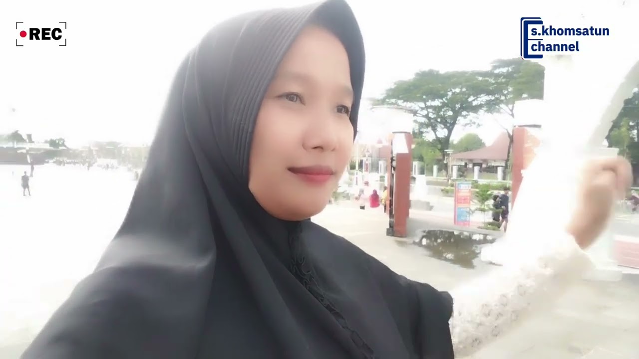 Olahraga jogging atau jalan jalan di Alun alun Pancasila Kebumen.