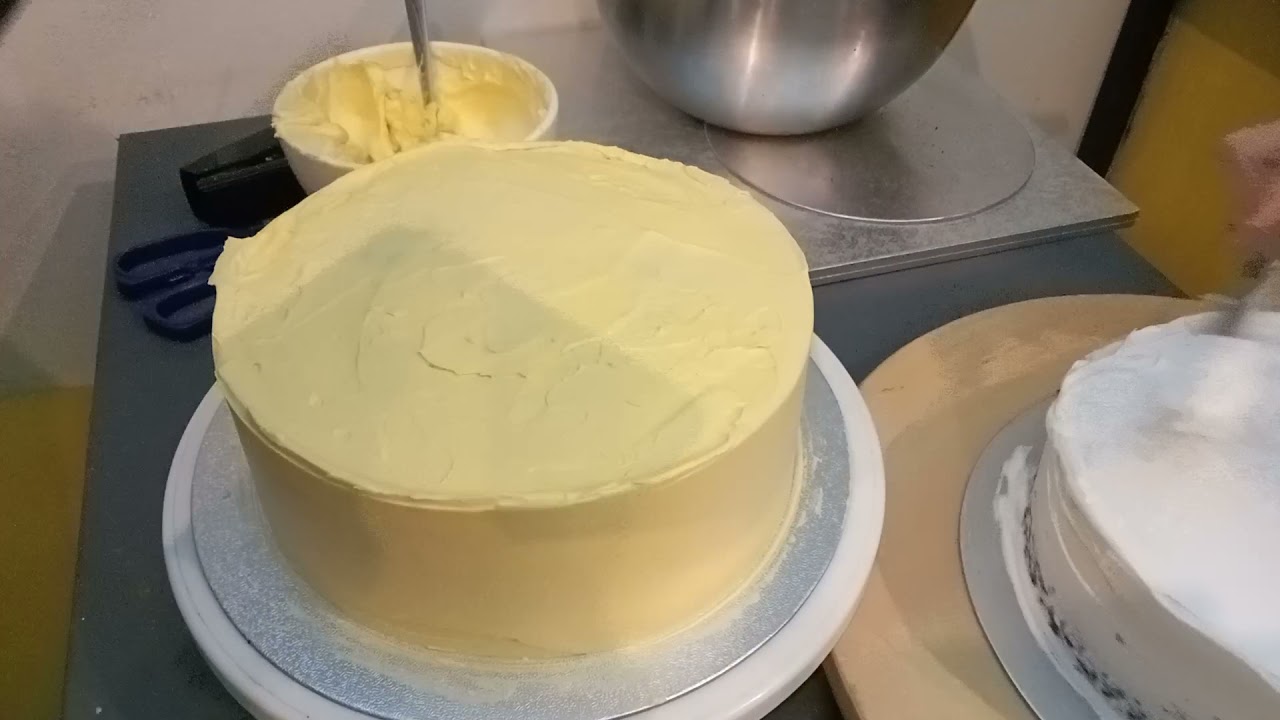 How to Crumb Coat and Smoothen Chocomoist Cake Icing Using Bakersfield's Whippit