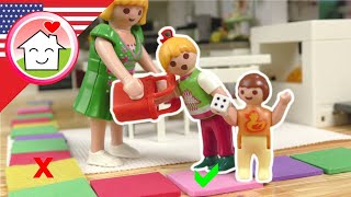 Playmobil English Don’t Land on the Wrong Space – Massive Board Game Challenge - Hauser Family