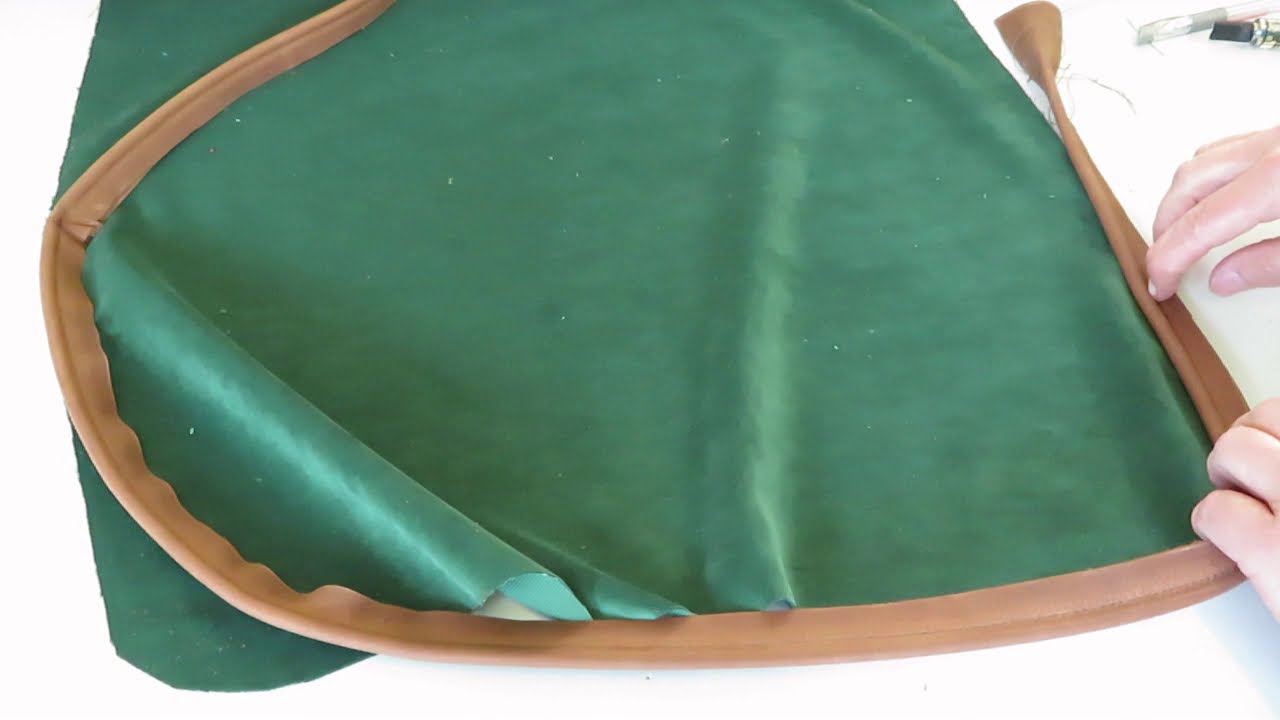 De leren bies op het kussenblad stikken de groene kussens