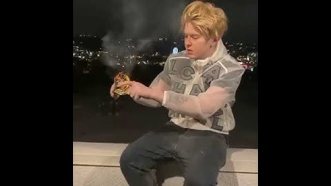 gavin weiland burning his money he got from scamming elderly women
