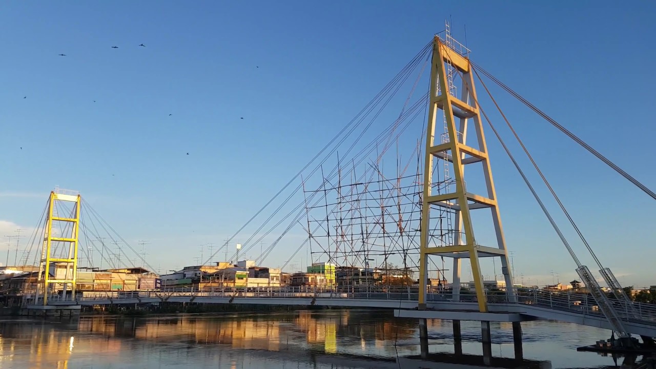 เดินข้ามสะพานแขวน แม่น้ำน่าน เมืองตะพานหิน | feelthai