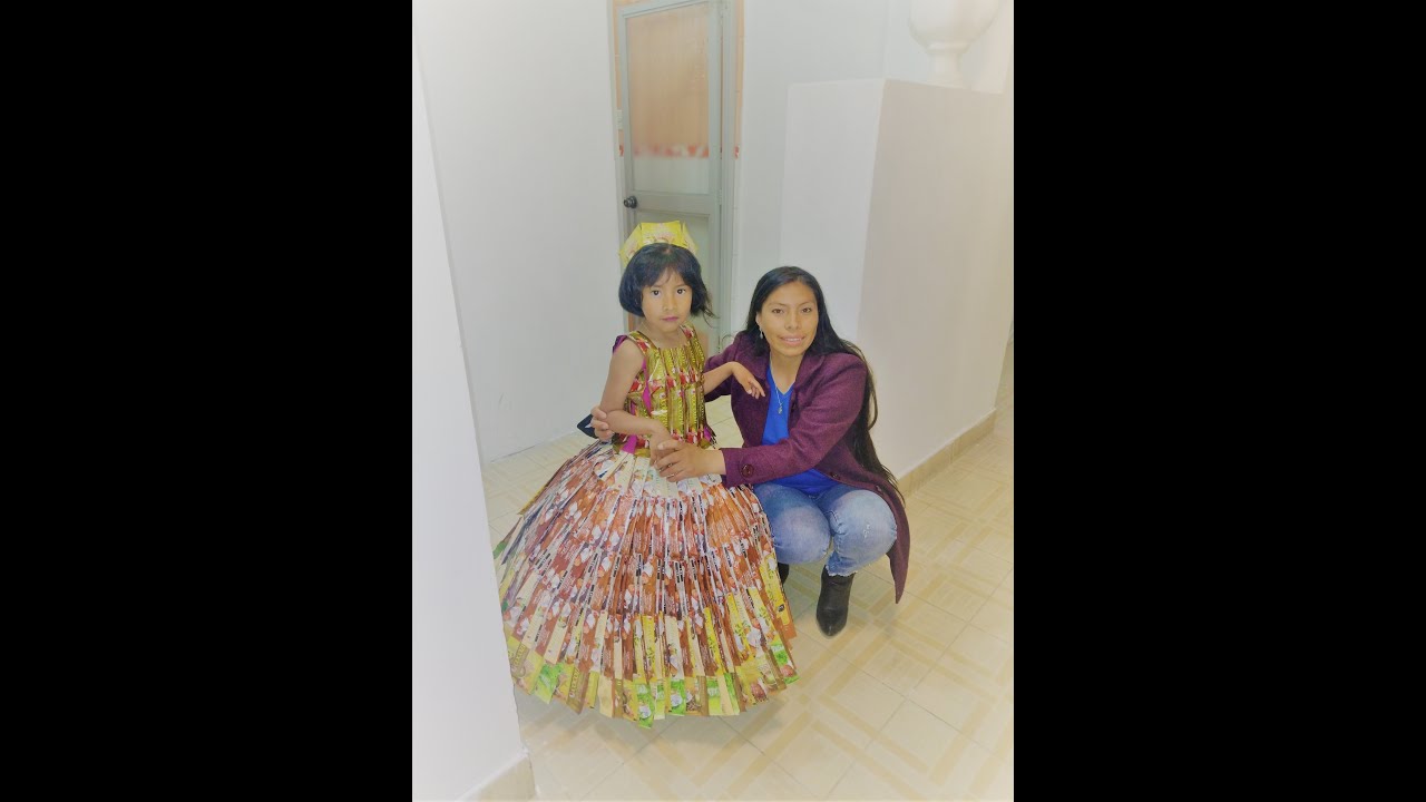 VESTIDO PRINCESA CON ENVOLTURAS  DE GANODERMA (RECICLAJE)