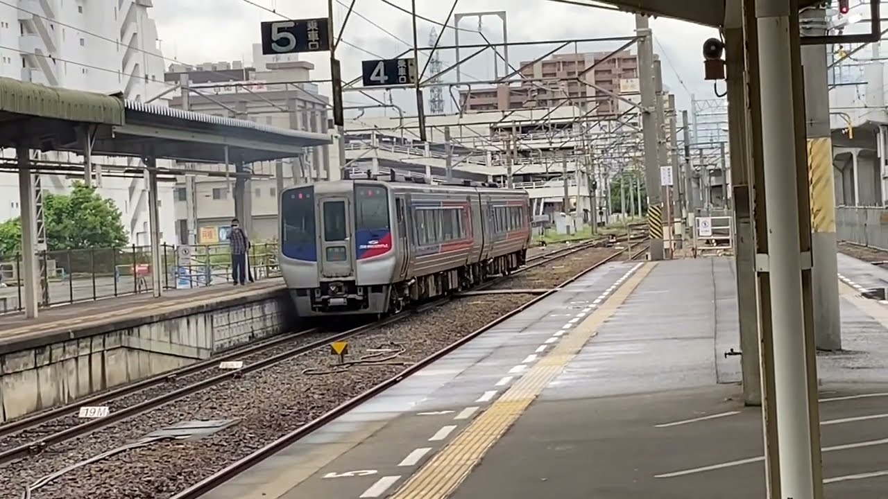 JR松山駅高架化工事の状況 。 あと一週間で運行開始！   三津浜駅方面の高架部。 車窓から見る線路の切り替えポイント。