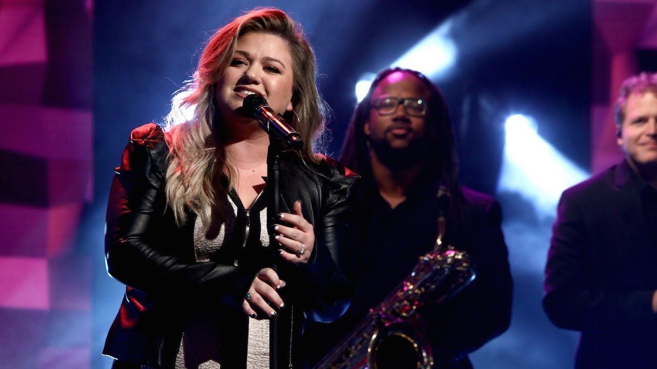 'The Voice': Kelly Clarkson Performs New Single 'Medicine'