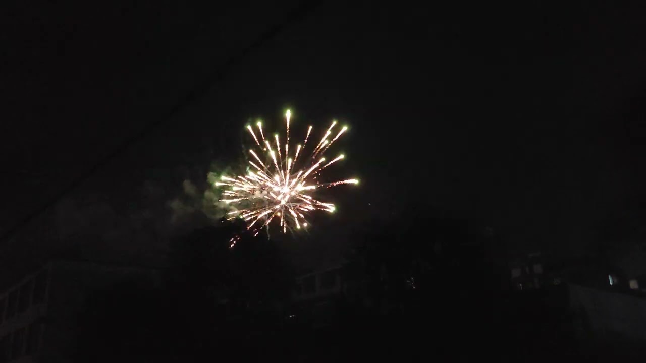 中国　江蘇省　春節　爆竹　花火　年中行事　強烈　爆発　お祭り　火　伝統　爆音注意　農村　好き　田舎　正月　楽しみ　芸術　単発花火　打ち上げ花火　大きい2　散歩