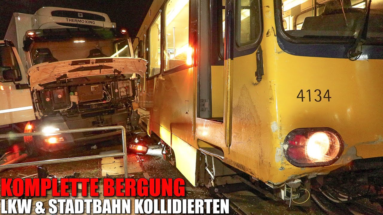 [SCHWERER UNFALL ZWISCHEN STADTBAHN & LKW!] - Komplette Bergung ~ Feuerwehr Stuttgart im Einsatz -
