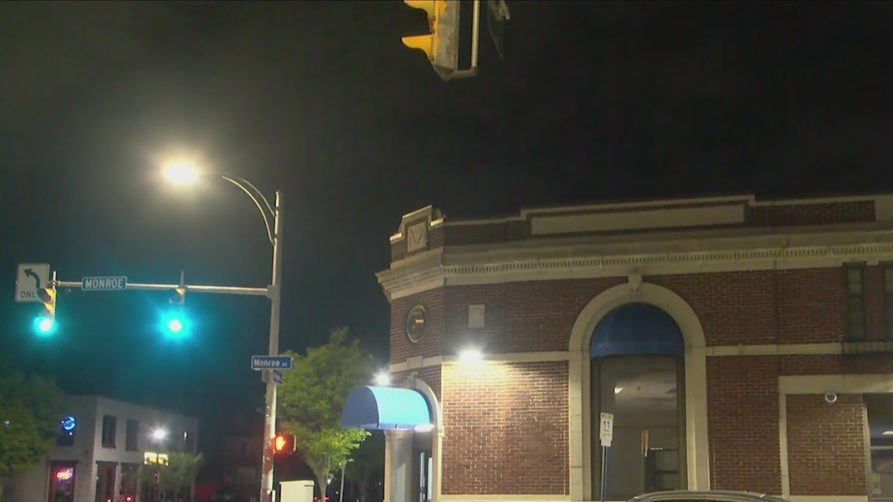 Man flees bank after failed attempt to open registers, charged with robbery