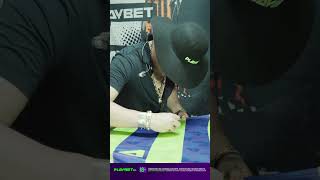Кадр из ролика «Resenha garantida! Fã fez tatuagem do Fi de Fiote, só teve um detalhe. 🤣#natanzinho #fy #viral»