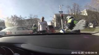 В Краснодаре сотрудники ДПС рисуют на стеклах машин декабрь 2015(В Краснодаре в пятницу, 25 декабря 2015 года, сотрудники ДПС разрисовывали стекла автомобилей прямо на дорогах..., 2015-12-30T08:44:31.000Z)