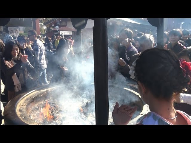 浅草の浅草寺の本堂前にある縁起の良い煙を炊く常香炉 Asakusa Sensohji Kaminari Mon Youtube
