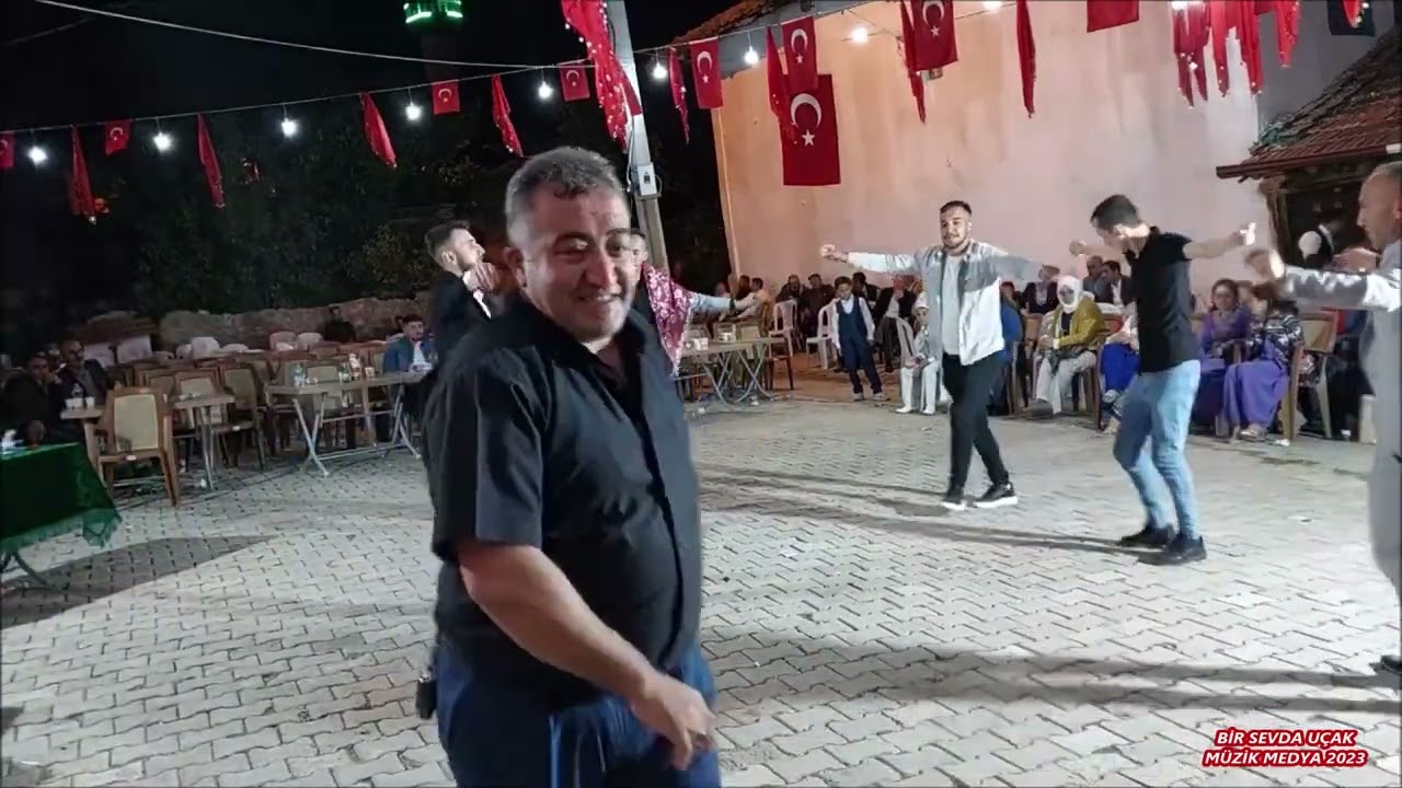 Ahmet Taş Değirmenin oluğu kavaktandır Çiçekdağı Okşa beni sar beni Atalımmı gavur kızı atalımmı vay
