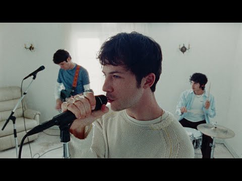 Смотреть клип Wallows - Calling After Me