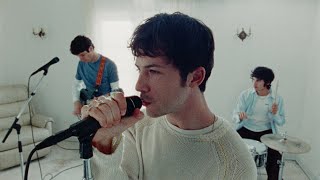 Смотреть клип Wallows - Calling After Me