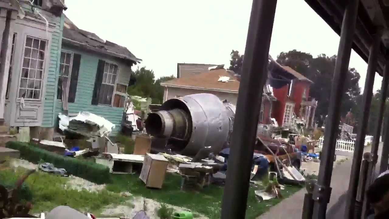 universal-studios-plane-crash-set-from-war-of-the-worlds-youtube