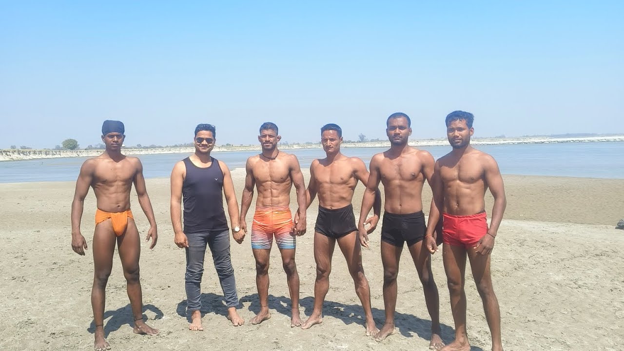 जितेन्द्र पहलवान डेरवा गोरखपुर  अपने अखाड़ा में  स्टंट अपने टीम के साथ