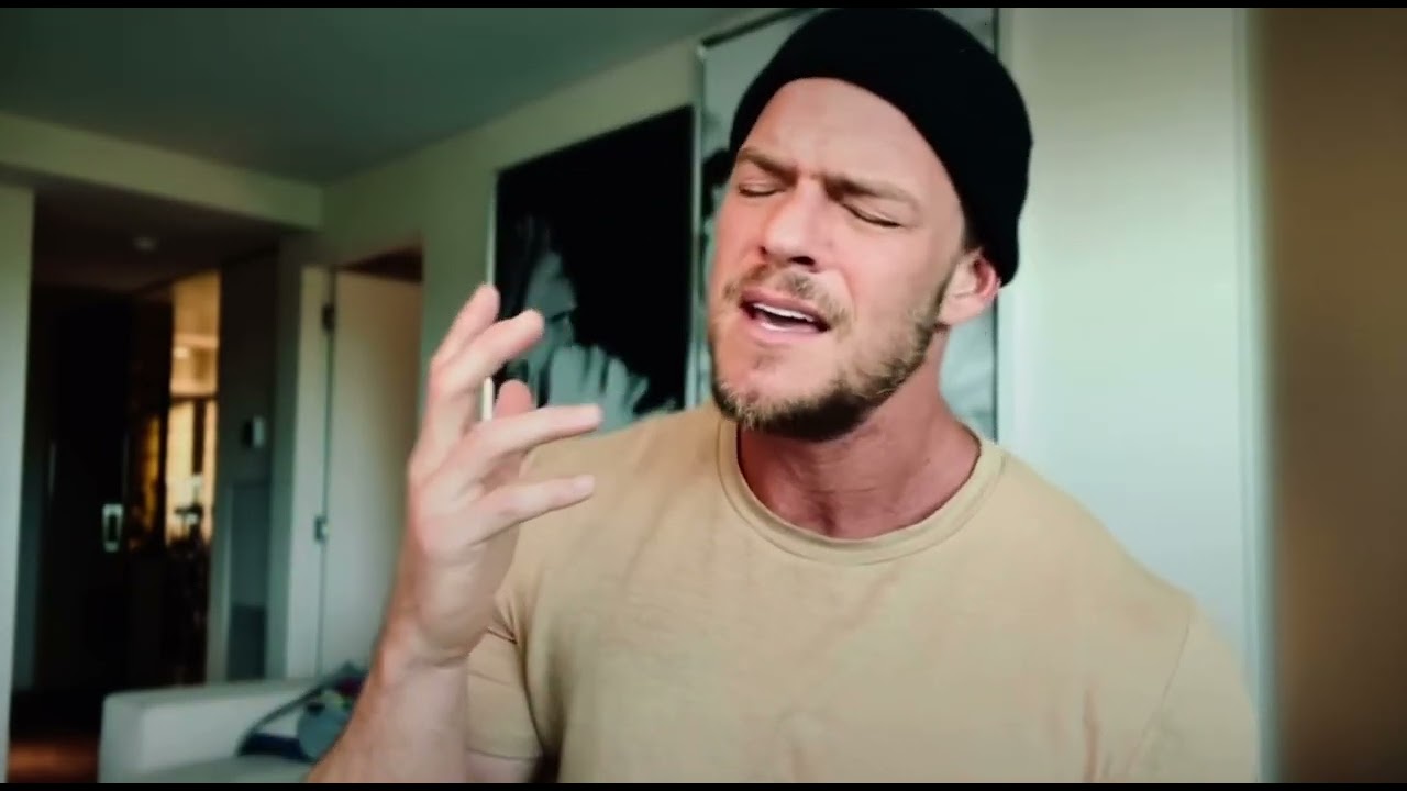 Alan Ritchson Cantando
