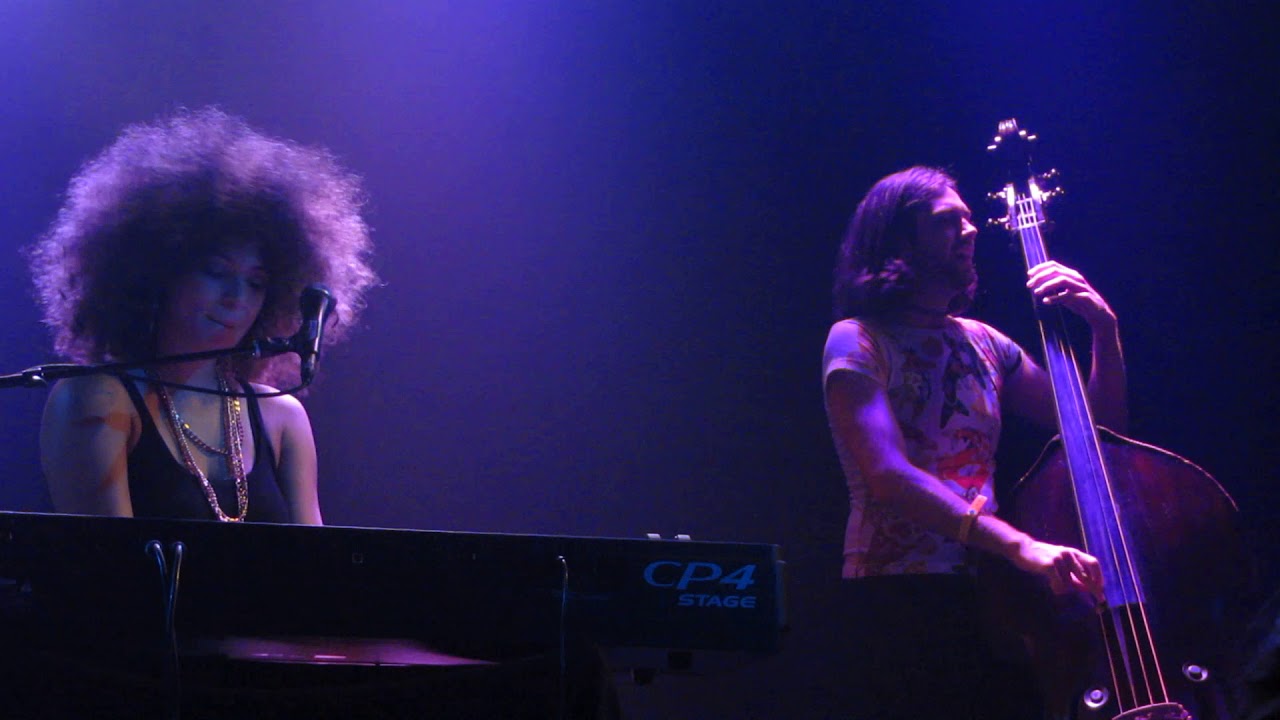 kandace-springs-live-at-the-troubador-in-la-10-1-18-performing-world