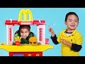 Jannie y Lyndon Hacen Hamburgueseria de McDonalds | McDonald’s Toy Pretend Play