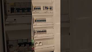 What is the visual difference between a differential switch and a circuit breaker? What is the visual difference between a differential switch and a circuit breaker?