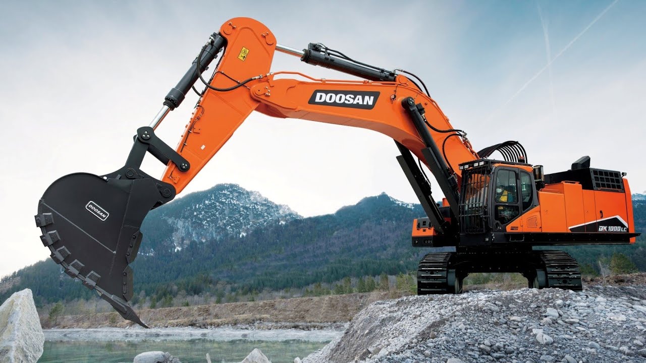excvator  doosan poclen working in Saudi Arabia 