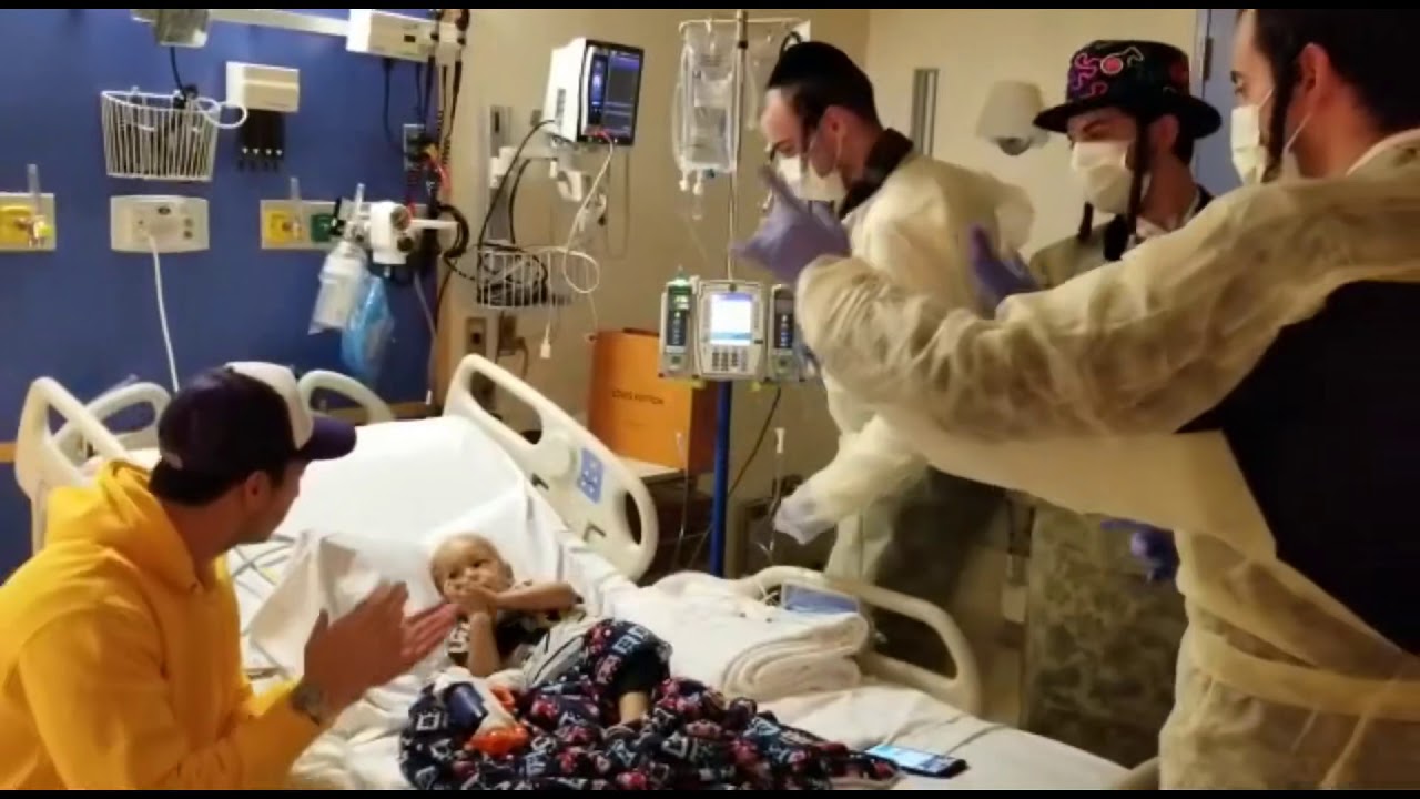 Achim B’Yachad: Volunteers bring the Purim cheer to the hospital.