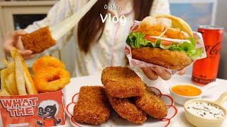 vlog🧀꾸덕한 황치즈크림쿠키 만들고 안키모김밥에 불닭냉면 먹는 일상 | 왓더버거 직화통새우버거, 부타노가쿠니, 칠리스치즈스틱 screenshot 3