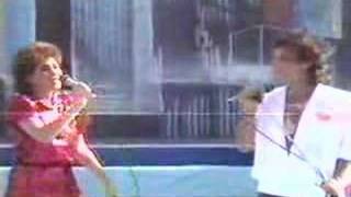 Video thumbnail of "Roberto Carlos - De repente el amor con Lanni Hall 1985"