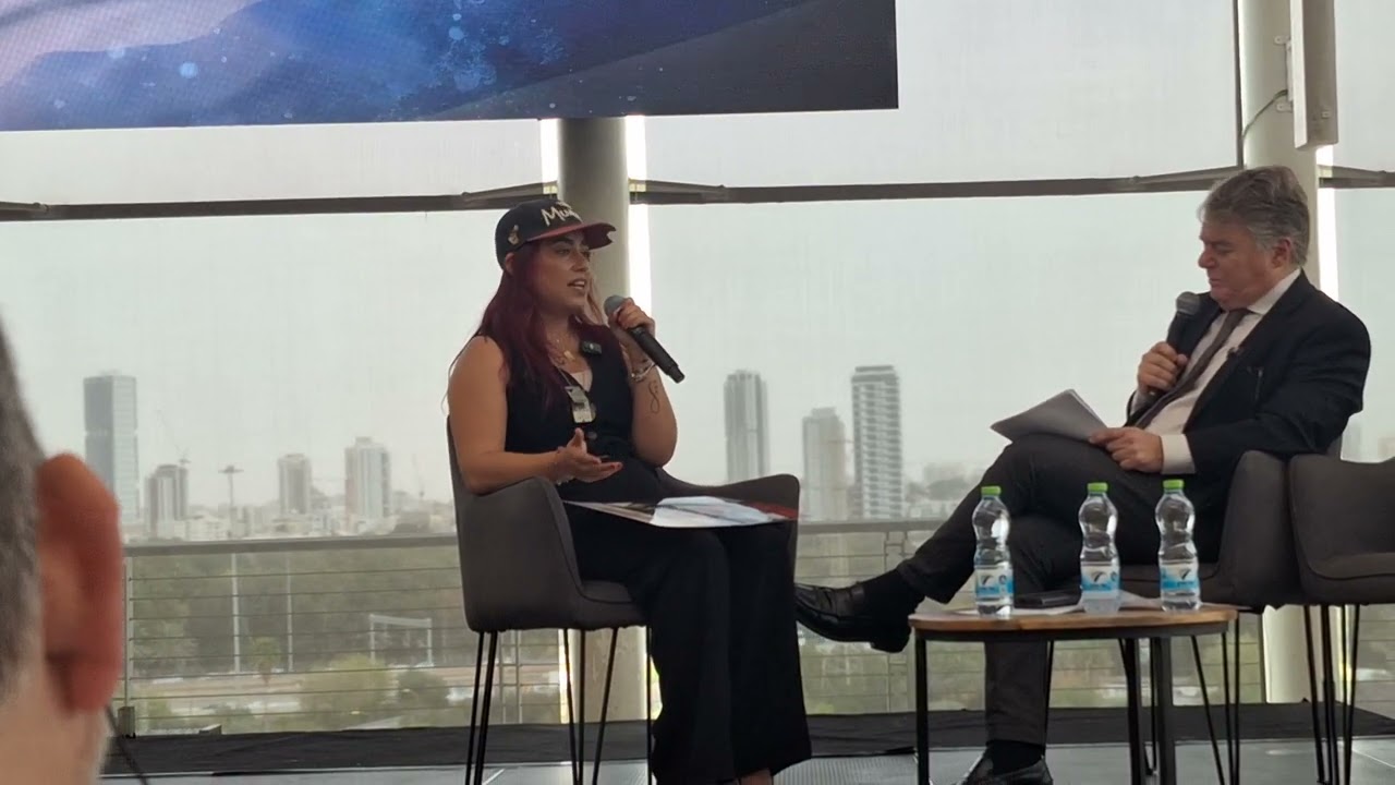 700 ימים בלעדיהם - מתפללת - שורדת השבי אילנה גריצווסקי, זוגתו של החטוף מתן צנגאוקר, רועדת על הבמה