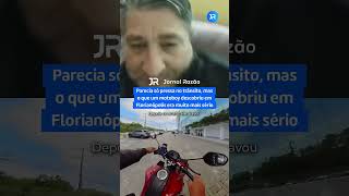 Motociclista abre caminho no trânsito de Florianópolis (SC) para filho levar mãe com AVC ao hospital
