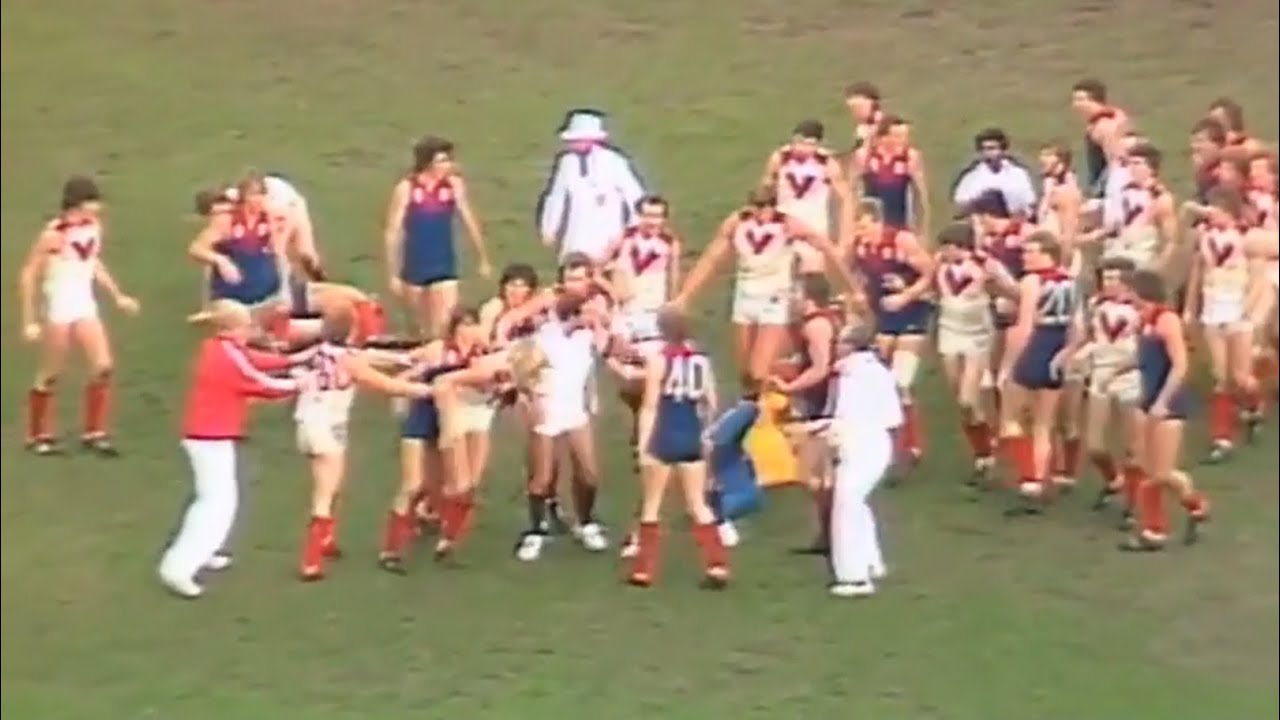 1981, Rd 18 - David Rhys-Jones punches Melbourne runner Peter Smith, son of Norm Smith - MFC v SMFC