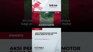 Detik-detik Kepala Pengendara Motor Tertampar Seng di Jalan #shorts #tvone #trending