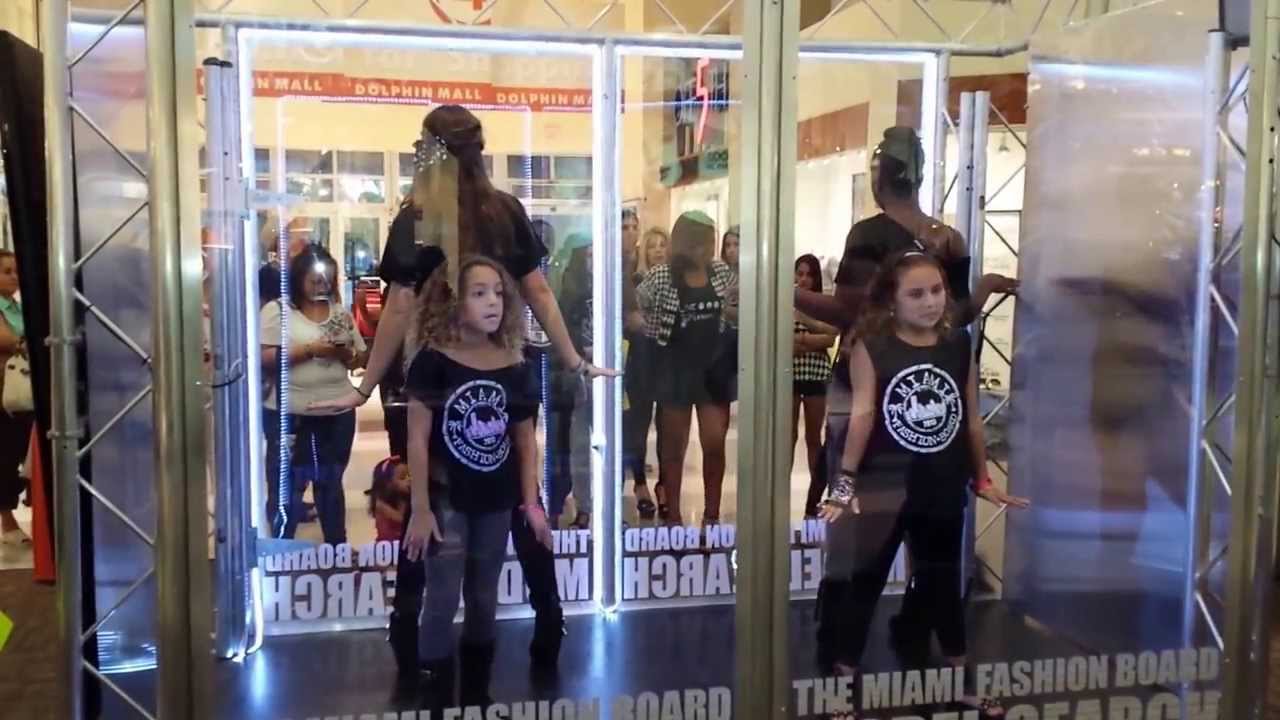 Live mannequin fashion show YouTube