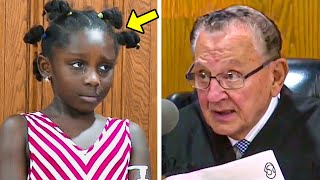 Kleines Mädchen sagt dem Richter, dass sie hungrig ist, der trifft eine schockierende Entscheidung!
