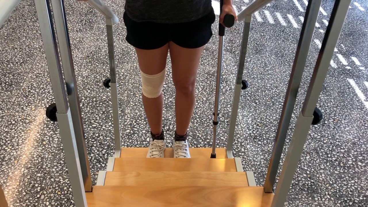 12. Pujar escales amb bastó anglès / Subir escaleras con  bastón inglés.