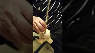 видео: Самая простая прялка. Мама показывает самый простой способ, как спрясть шерстяную нитку. картинка: Самая простая прялка. Мама показывает самый простой способ, как спрясть шерстяную нитку.