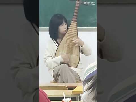 一学生琵琶弹奏《十面埋伏》