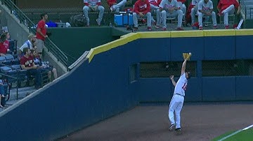 PHI@ATL: Francoeur hangs tough for the out in left