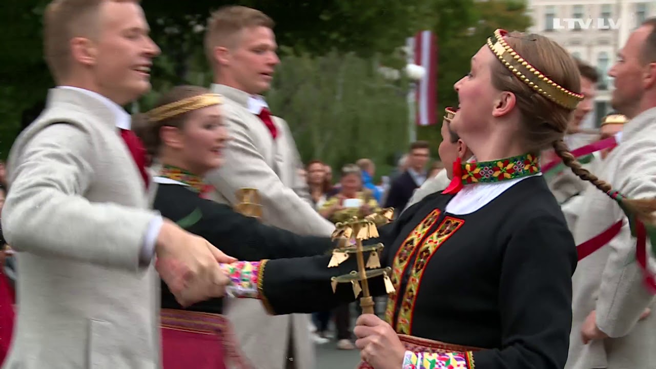 Dejas priekšnesums. Akčups