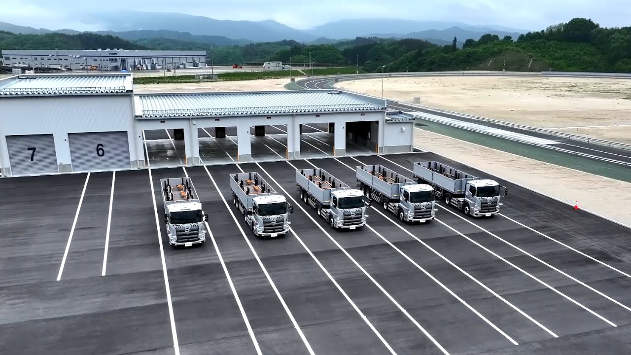 舗装のテストコースでの「無人自動運転荷重車両」紹介