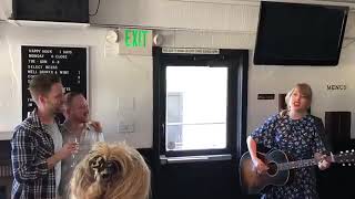 Download Lagu Taylor Swift serenades a couple “King Of My Heart” (acoustic) MP3